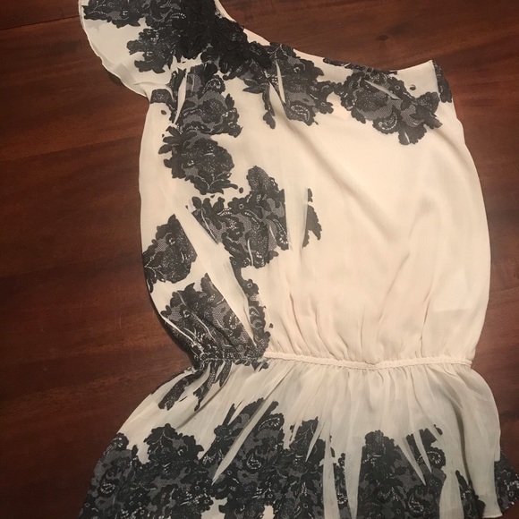 *NWT* Guess One Shoulder Top - Picture 3 of 3